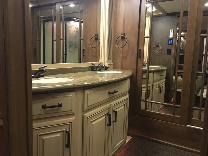 2014 44U, Class A Diesel RV For Sale By Owner in Goodyear, Arizona