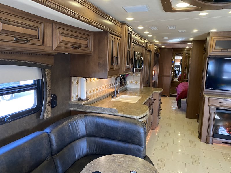 2014 44U, Class A Diesel RV For Sale By Owner in Goodyear, Arizona