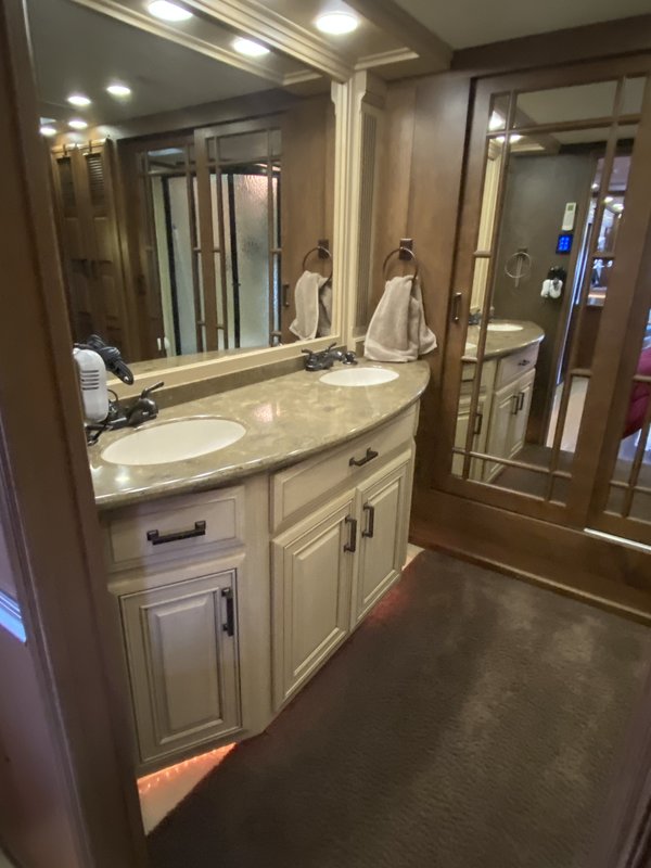 2014 44U, Class A Diesel RV For Sale By Owner in Goodyear, Arizona