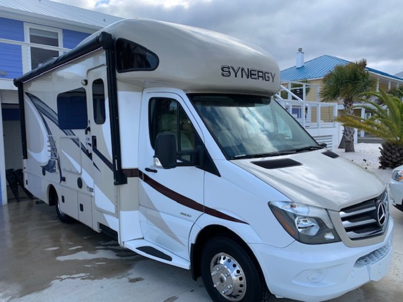 2017 Thor Motor Coach Synergy SD24, Class C RV For Sale By Owner in