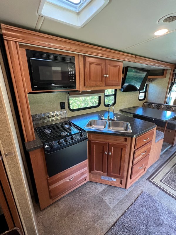 2018 Winnebago Vista 27PE, Class A Gas RV For Sale By Owner in