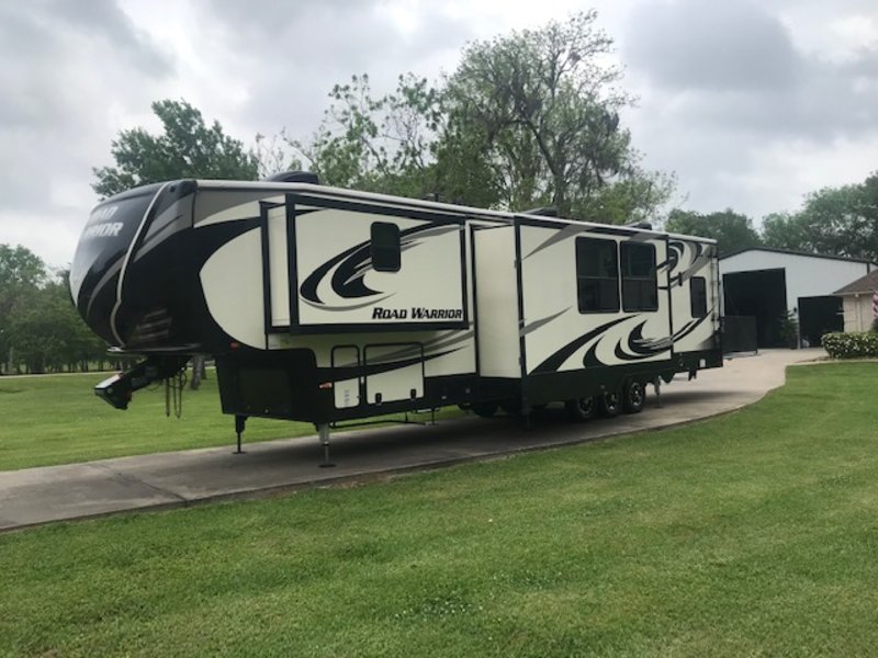 2018 Heartland Road Warrior 42.7 Toy Hauler, 5th Wheels RV For Sale By Owner in Missouri city
