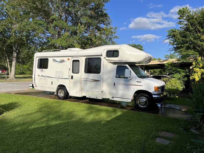 2004 Born Free 26RSB, Class C RV For Sale By Owner in Lufkin, Texas