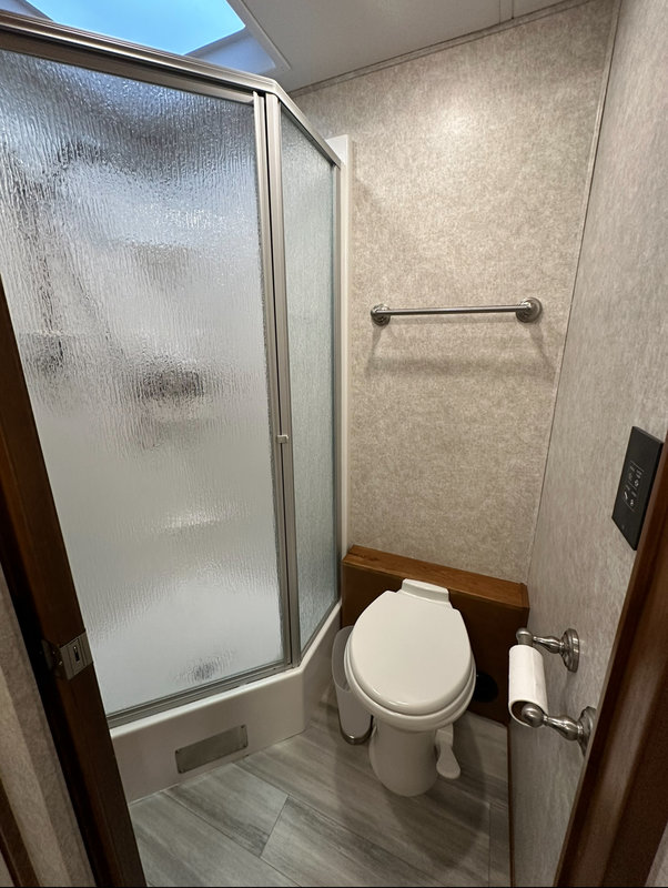 2022 Renegade Valencia 38RW, Class C RV For Sale By Owner in Dayton, Tennessee 515496